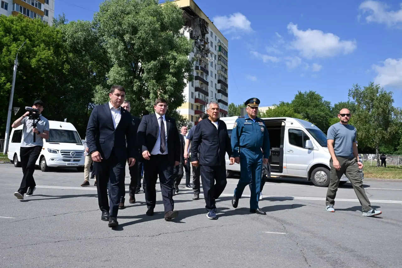 Глава Татарстана осмотрел повреждённый 12‑этажный дом: верхние этажи снесут и восстановят, часть жильцов разместят в санатории, пострадавшие госпитализированы.