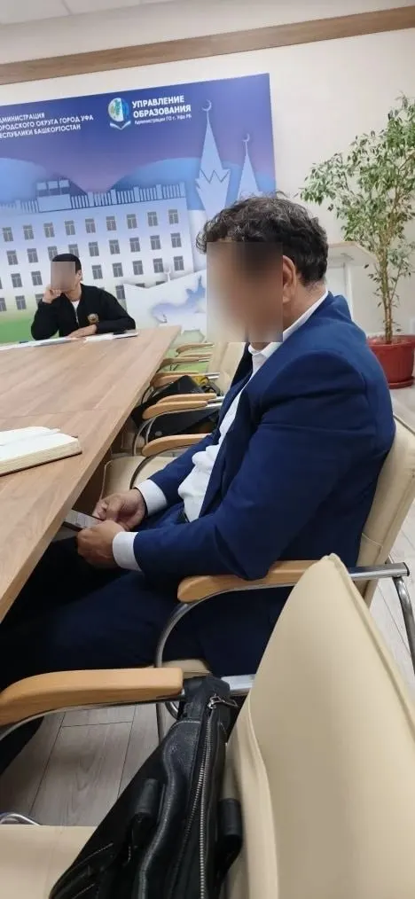 На встрече в Советском районе Уфы обсуждали поборы в детсадах, но представитель управления образования, по словам одного из горожан, отвлекался на соцсети и вел себя грубо — заявителю пришлось направить жалобу в администрацию.