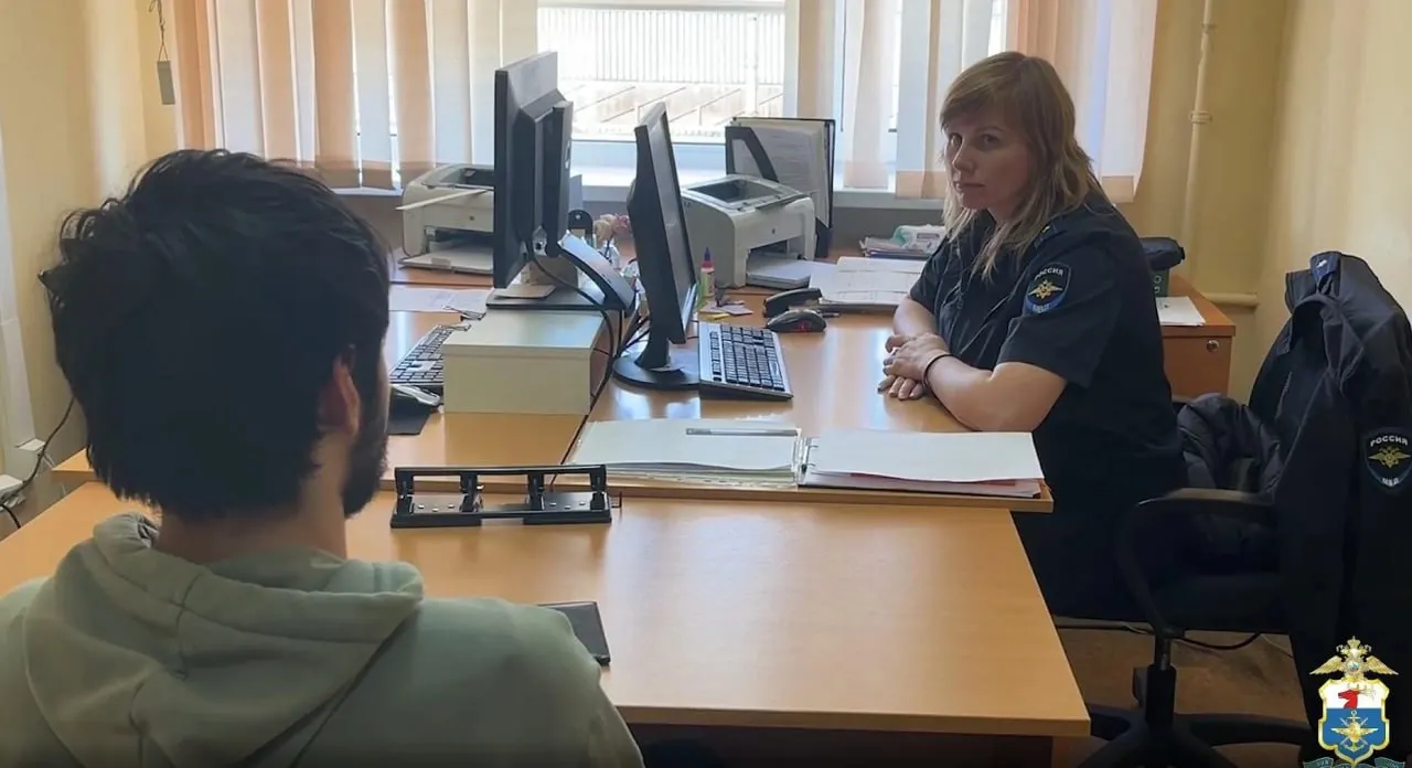 24‑летний житель Черкесска приехал в Нижний Новгород под воздействием мошенников и по их инструкциям поджёг релейный шкаф на перегоне Починки — Варя. Ему предъявлено обвинение по статье «Теракт».