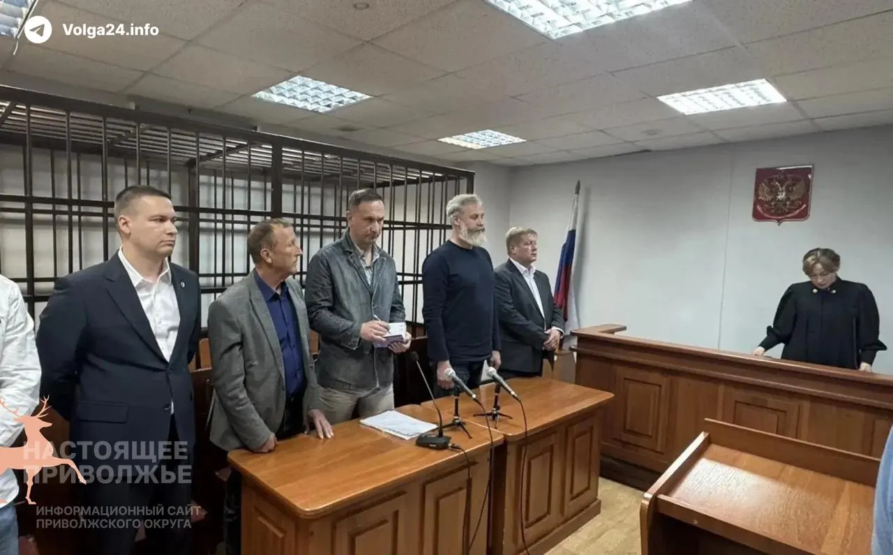 Суд признал Юрия Ускова виновным в мошенничестве по эпизодам 2013 года — ему назначили условный срок и штраф в 500 000 рублей. Двое других фигурантов дела оправданы; компания продолжает работу.