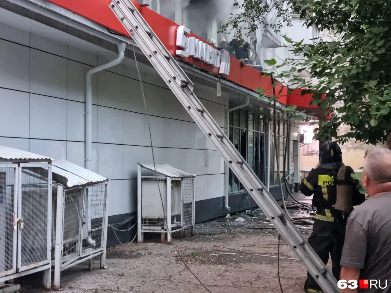 На улице XXII Партсъезда после хлопка на втором этаже начался пожар: торговый зал магазина разрушен, персонал не пострадал, причины происшествия выясняют спецслужбы.