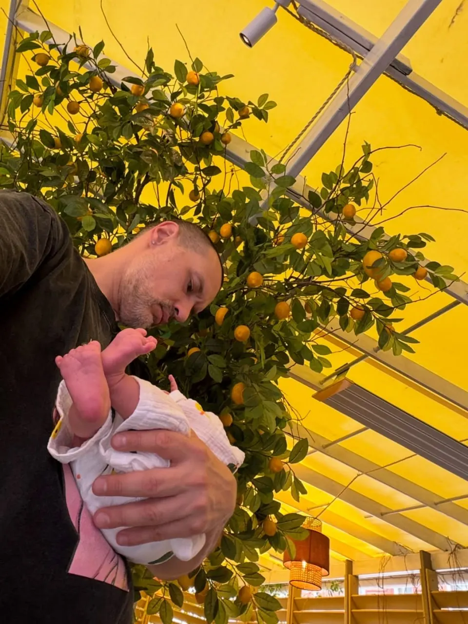 Актриса приехала в родной город, чтобы сдать дипломную сессию; потерянную в аэропорту ручную кладь помогли вернуть неравнодушные люди.