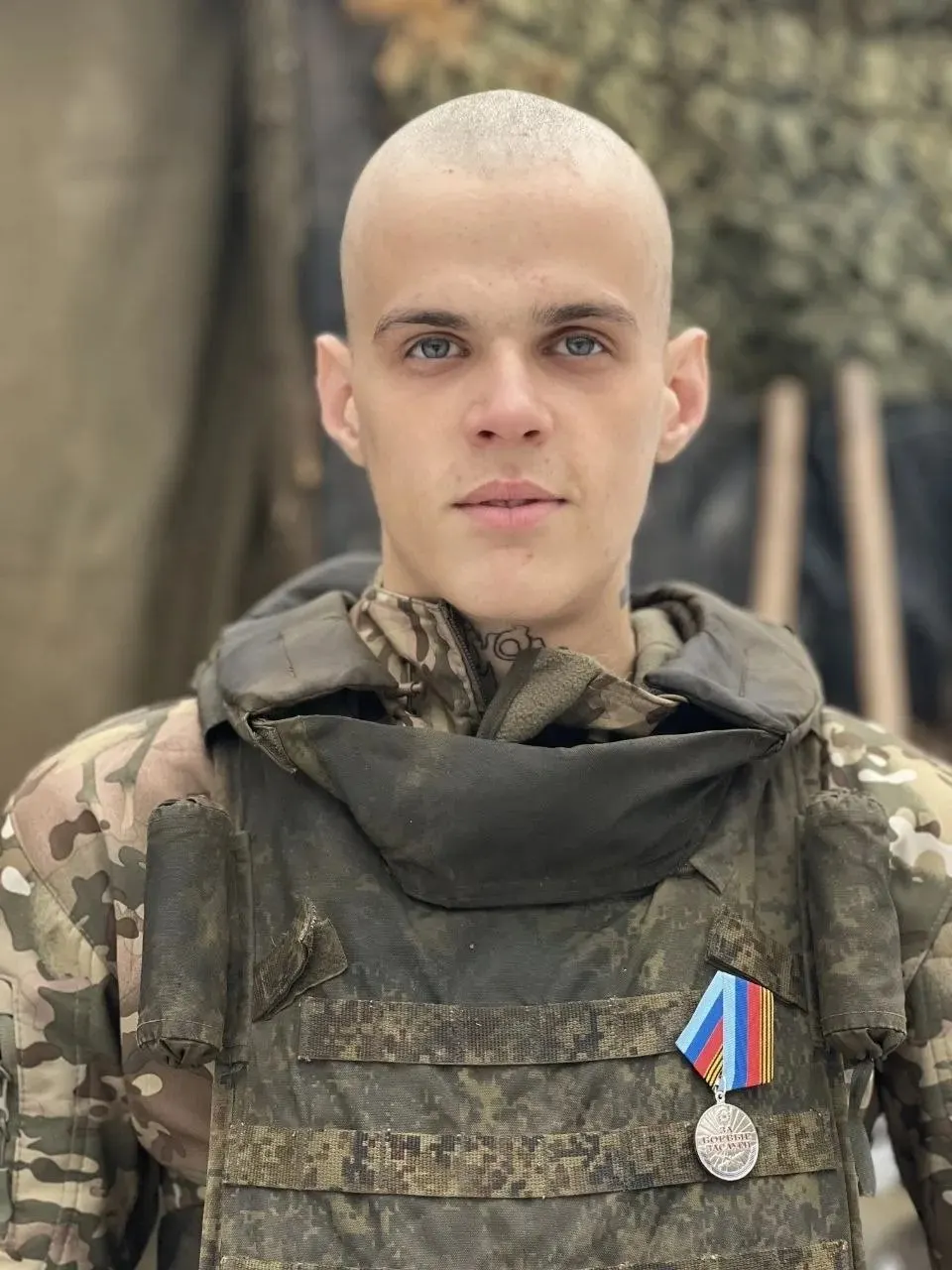 В Ижевске родители посади́ли яблоню на «Аллее героев» в парке Кирова в память о 19‑летнем сыне, погибшем на СВО. Дерево они поливают дважды в неделю; старший сын сейчас на передовой.