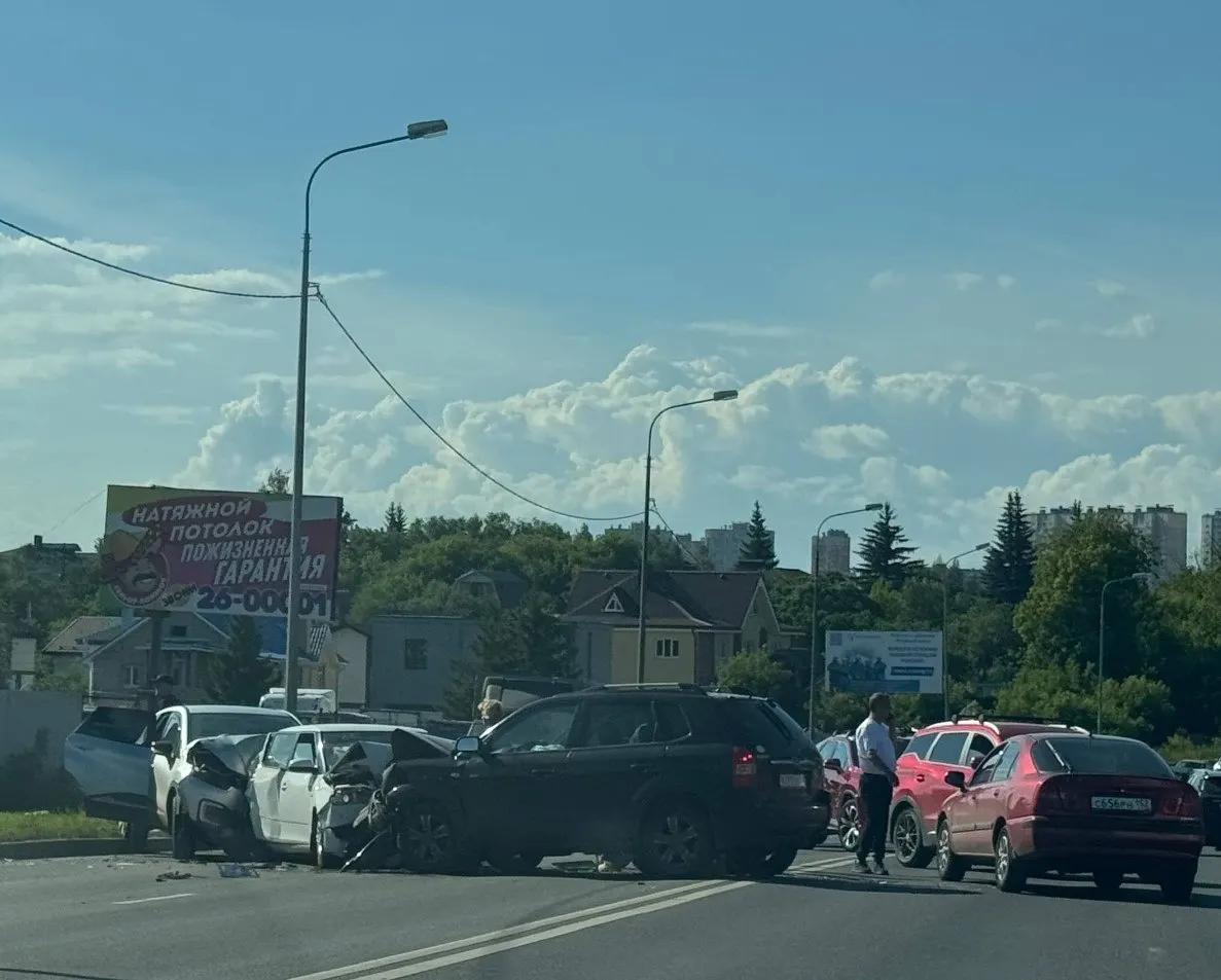 Возле деревни Афонино произошло ДТП с участием трёх машин: обе полосы в направлении выезда из города заблокированы, на месте работают экстренные службы, образовалась большая пробка.