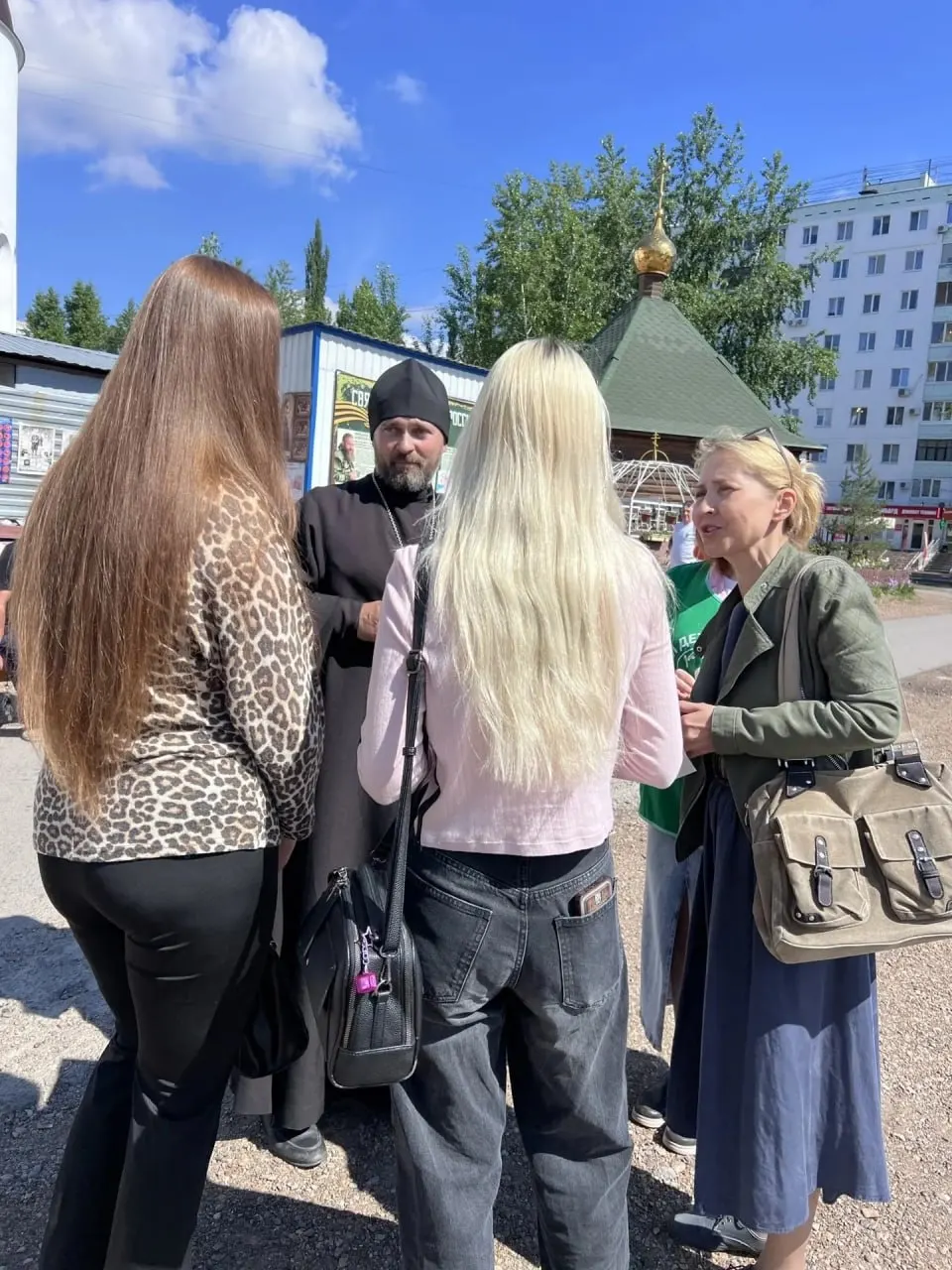 Ко Дню защиты детей в одном из уфимских храмов провели акцию, где раздавали буклеты о материнстве, общались со священником и организовали выставку с надписями, обращёнными к нерождённым детям.