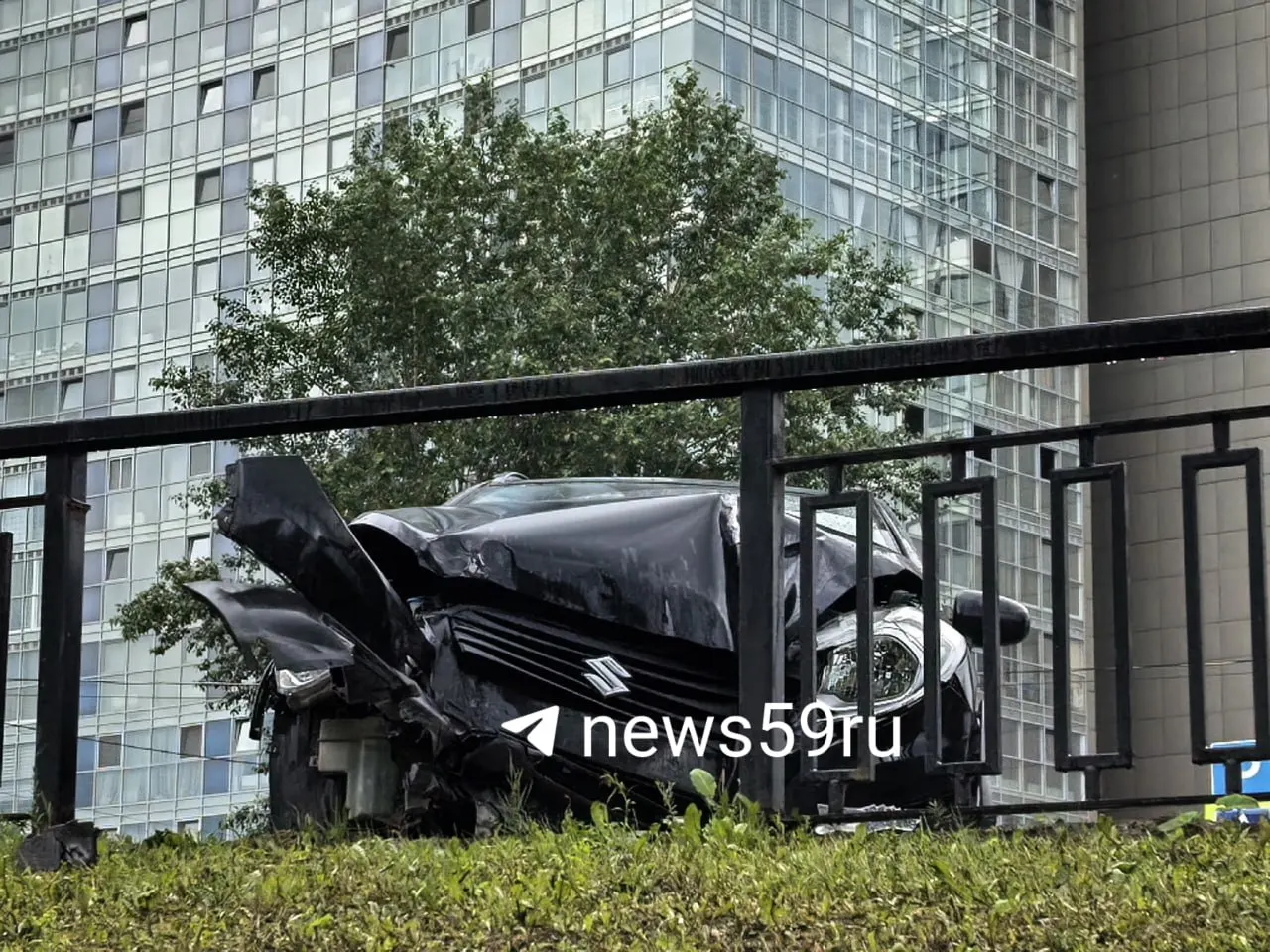 Вечером в Перми автомобиль Suzuki вылетел на ограждение Коммунального моста после столкновения с другим авто. На месте работали полиция и скорая, пострадавших не зафиксировано.