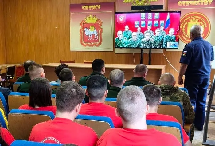 С начала июня 2026 года в разных регионах России зарегистрировали как минимум десять телемостов, во время которых студентов агитировали вступать в подразделения беспилотной авиации.