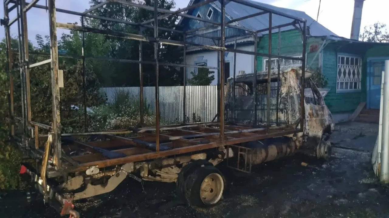 Ночью в Зубчаниновке в Самаре неизвестные подожгли автомобиль «Газель», который использовали для доставки гуманитарных грузов. Полиция проводит проверку обстоятельств.