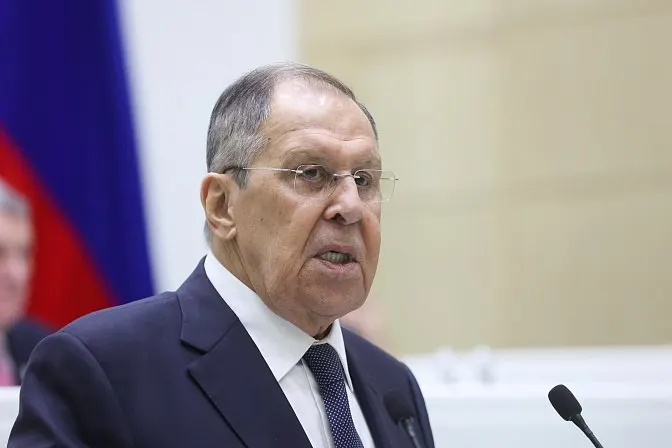 Глава МИД РФ заявил, что Еревану придётся выбирать между Евразийским экономическим союзом и Евросоюзом; от этого будут зависеть тарифная политика, фитосанитарные правила и возможные дипломатические меры.
