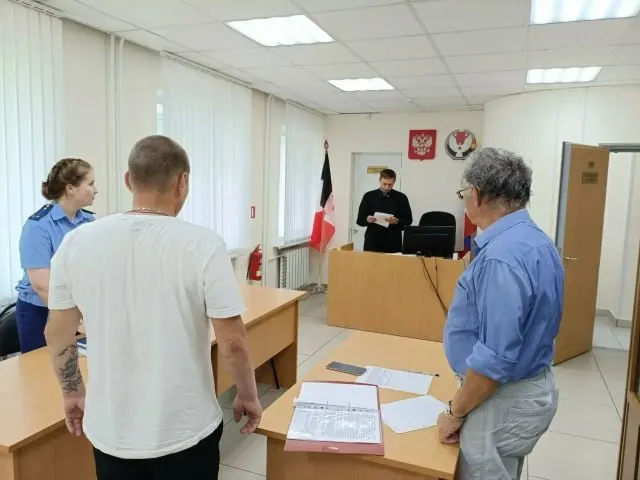 Мировой судья прекратил уголовное преследование после того, как обвиняемый заключил контракт с Минобороны и был награждён орденом Мужества; основанием для прекращения стала ст. 78.1 УК РФ.