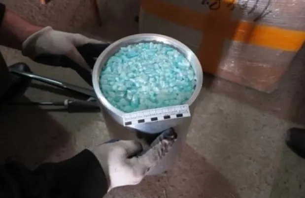 В Самарской области суд признал виновным 31‑летнего мужчину, организовавшего в селе подпольное производство наркотиков. При обысках изъяли свыше 51 кг синтетических веществ и около 354 кг химикатов; суд назначил 9 лет колонии строгого режима и конфискацию дома и автомобиля.