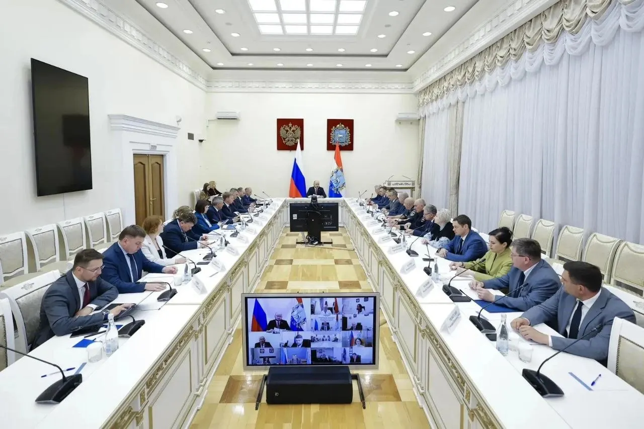 Власти региона ограничили объём покупки бензина на заправках и усилили ежедневный контроль за запасами и ценами — решение обсуждали на совещании с губернатором.