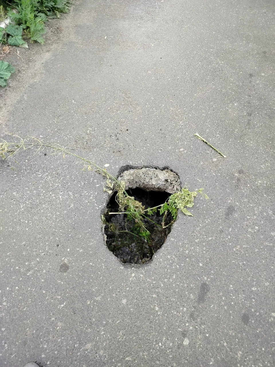 На улице Ленина в Белорецке обнаружен провал дорожного покрытия возле дома №38. Местные предупреждают об опасности — публикуем координаты и фото.