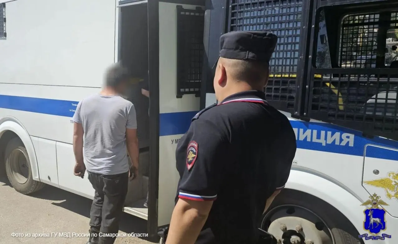 На улице Ленинградская 19 июня 37‑летний мужчина демонстрировал половой орган прохожим; он пришёл в отдел полиции сам и объяснил, что был пьян.