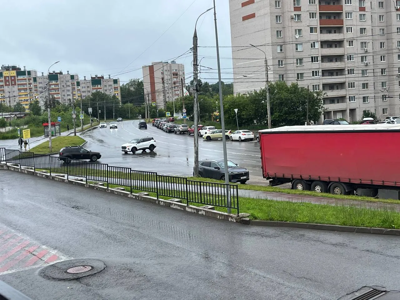 Жители сообщают о больших очередях на автозаправках в микрорайоне Строитель: автомобили выстраиваются вдоль улицы, похожая ситуация наблюдается на большинстве АЗС, где ещё есть бензин.