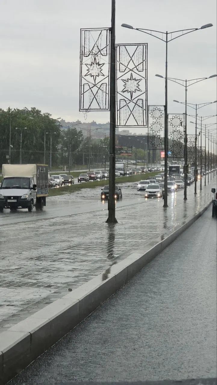 Перед Ракитовским шоссе образовался затор: глубокие лужи парализовали движение, ливнёвки на участке либо не справляются, либо отсутствуют.