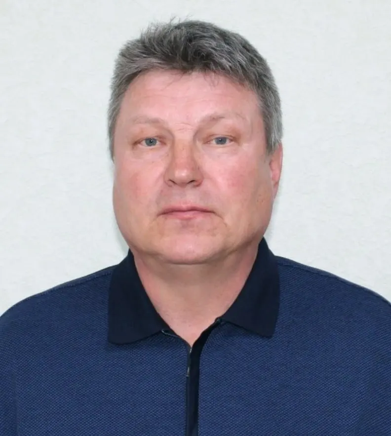 Активистка направила обращения в администрацию, Совет и прокуратуру: по её версии, муниципальный спортивный комплекс и бюджетные работы способствуют развитию частного хостела, оформленного на сына депутата Николая Темникова; проверок и уголовных дел не последовало.