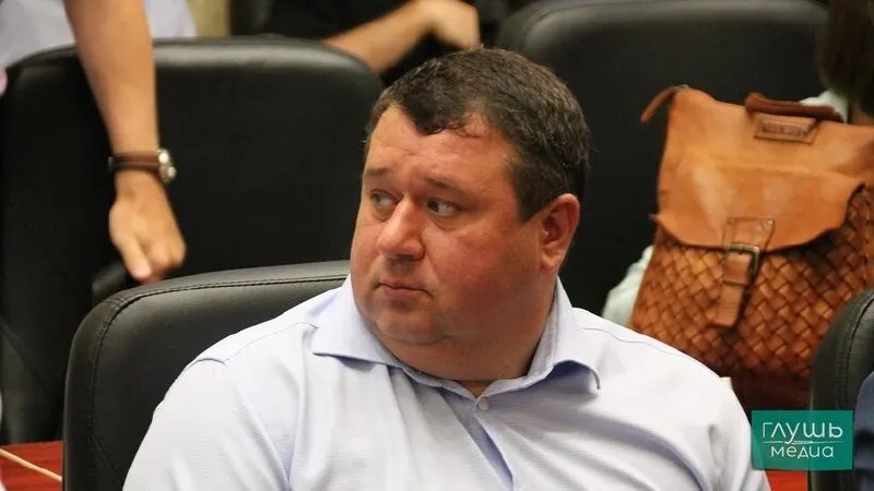 На заседании облдумы депутат Станислав Денисенко заявил, что дефицит топлива — искусственно раздутый, призвал не смотреть «вражеские» YouTube‑каналы и выступил за запрет VPN.