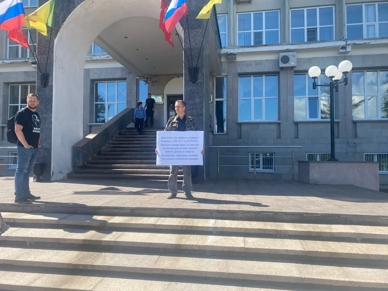 У здания мэрии Пензы прошел одиночный пикет с требованием отменить решение о единовременных выплатах тем, кто содействует заключению контрактов для прохождения военной службы.
