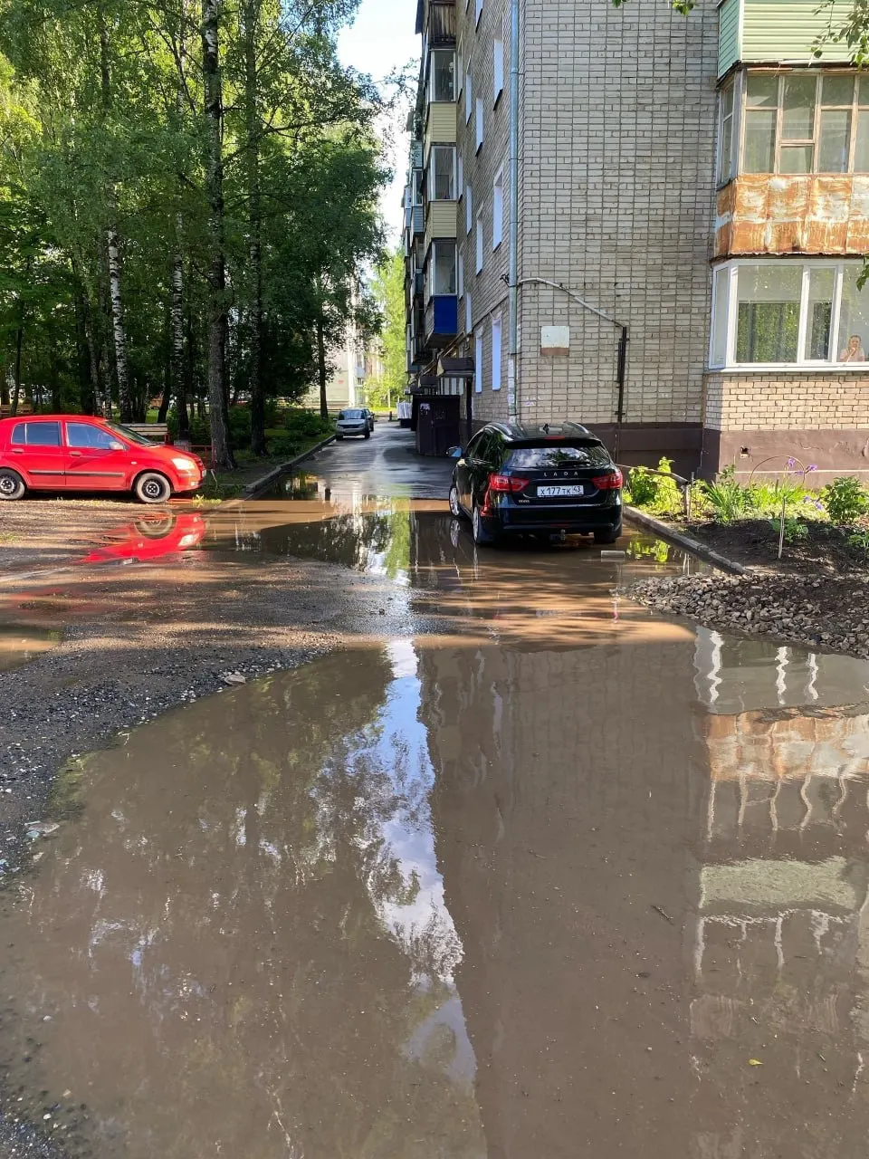 Во дворах домов по адресам Сурикова, 13б, и Попова, 14а/14б после каждого дождя образуются большие лужи; жильцы получают отписки, что ремонт дороги — их ответственность.