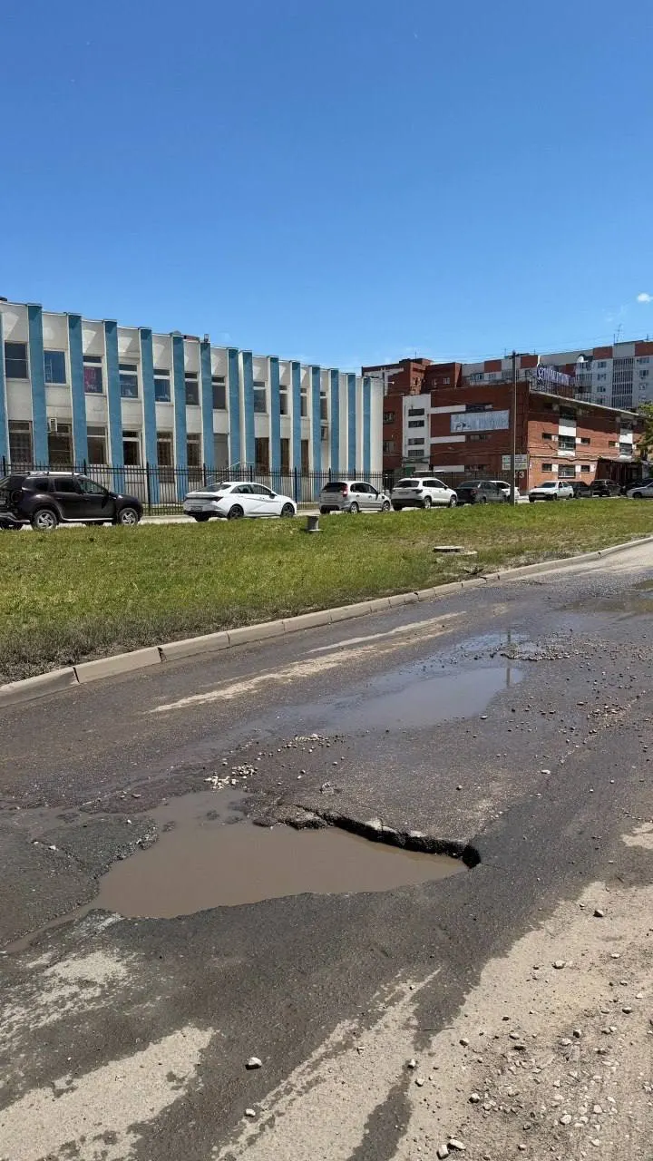 Участок от Стара‑Загоры до Московского шоссе, который считали отремонтированным, не простоял и года: в 2025-м потребовались повторные работы, а в 2026-м дефекты засыпали асфальтовой крошкой, которая размывается дождём.