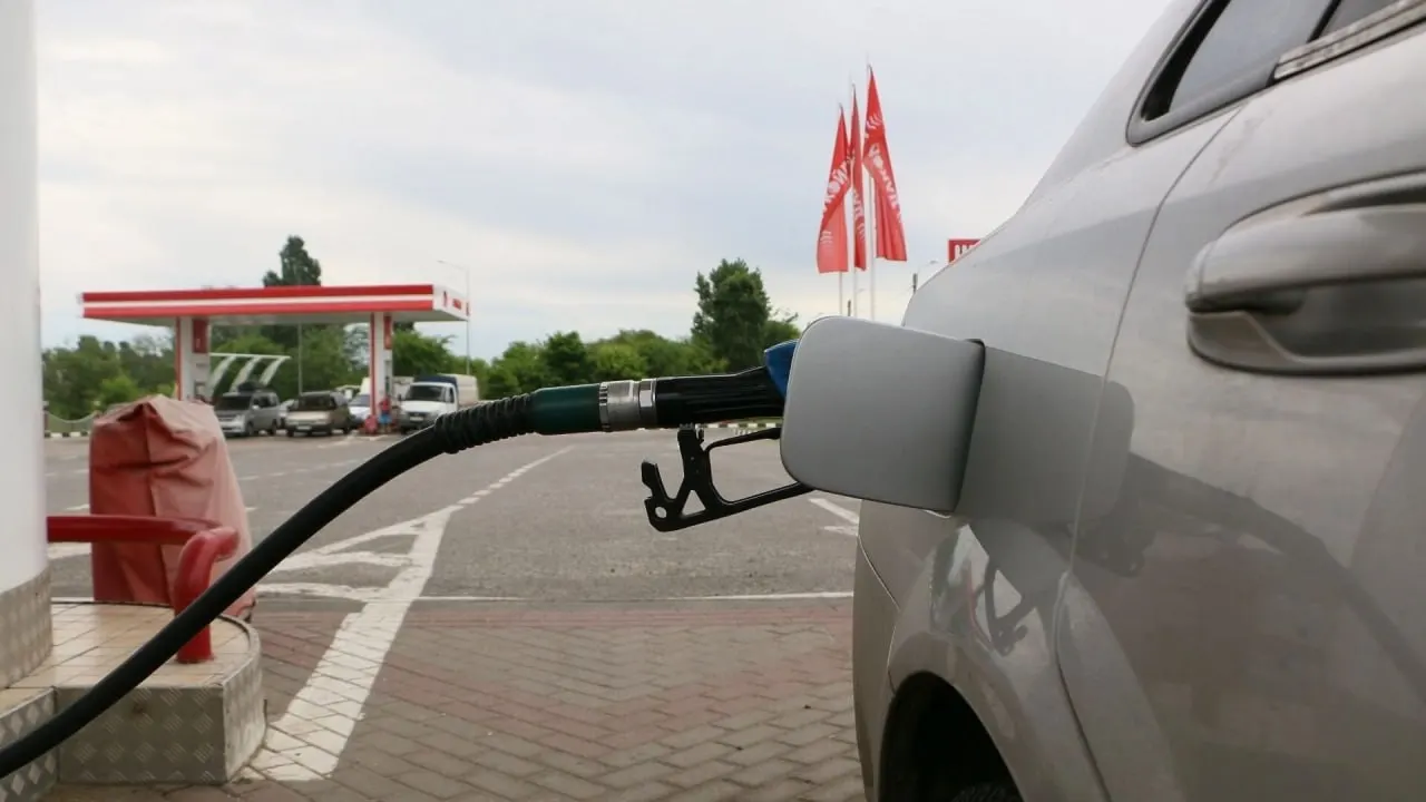 Минэнерго региона сообщает о стабильных поставках топлива. Компании временно ограничили отпуск бензина и дизеля «в одни руки» и в канистры, ФАС проверяет цены; для экстренных служб ограничений нет.