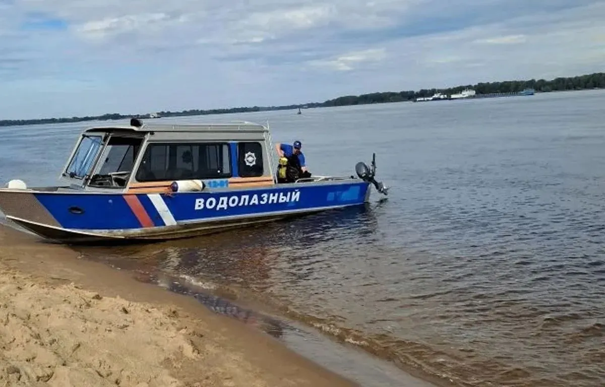 Поисковая операция началась в 08:00, в 09:40 водолазы подняли тело. Погибшему — подросток 2009 года рождения, сообщили в поисково‑спасательном отряде Самары.