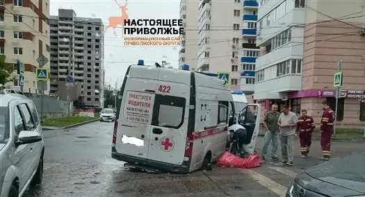 Инцидент произошёл 17 июня на улице Печерской: машина скорой помощи провалилась в давно образовавшуюся яму у пешеходного перехода и потребовала эвакуации с привлечением спецтехники.
