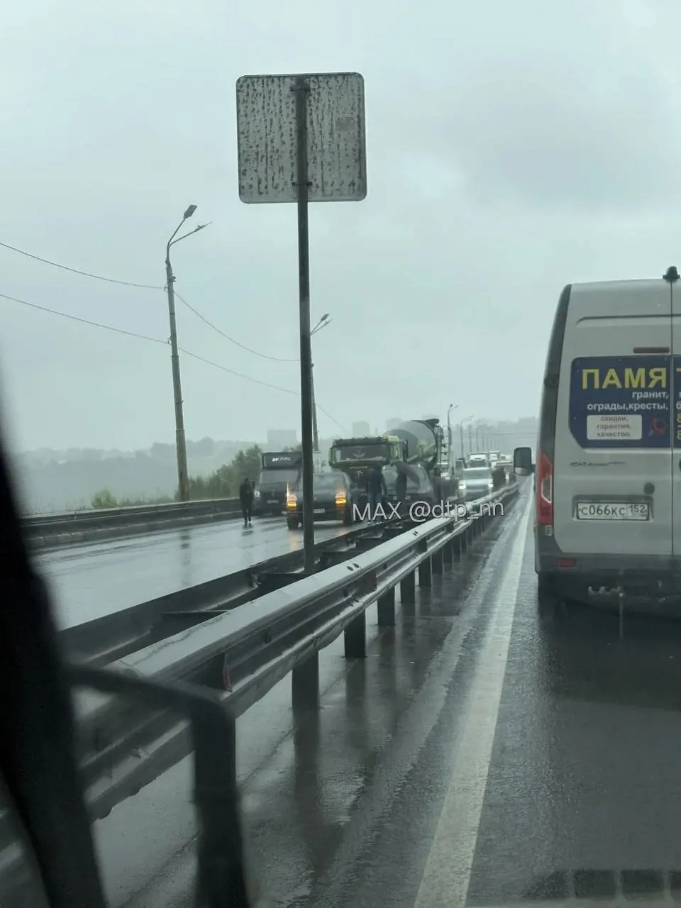 На Мызинском мосту и на подъездах к нему в Заречной части Нижнего Новгорода столкнулись несколько автомобилей. Очевидцы сообщают о серьёзных заторах на Ларина, Новикова-Прибоя и самом мосту.