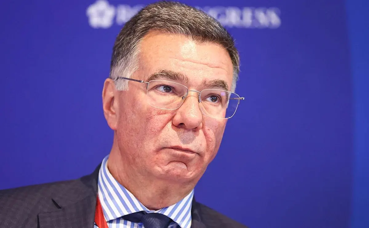 В ряде российских регионов ограничили продажу бензина — вводят запреты на отпуск в канистры и лимиты по литражу. Власти объясняют ситуацию ремонтом добывающего оборудования и ударами по инфраструктуре.