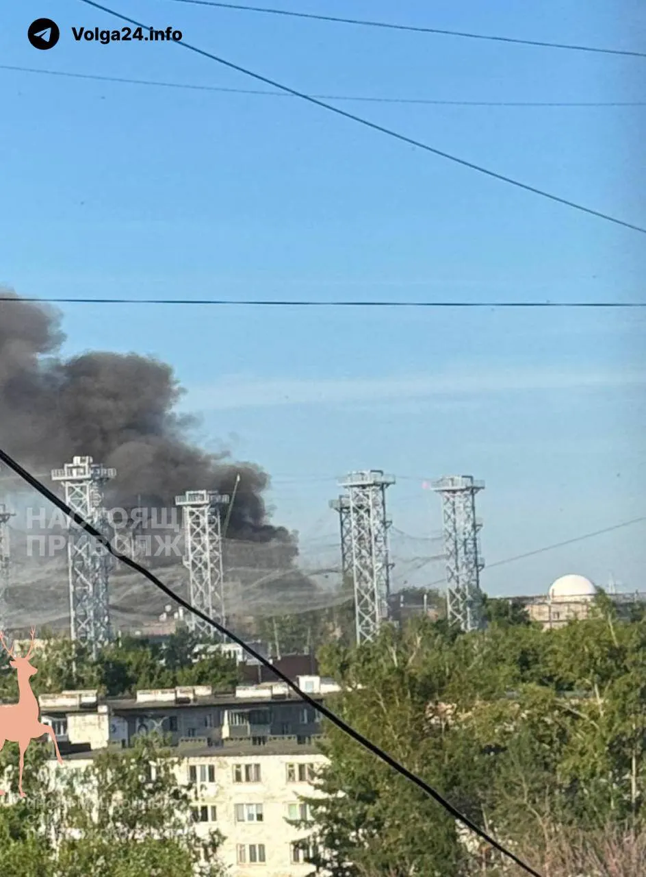 Утром 10 июня Чебоксары пережили второй в истории города ракетный удар: прогремели два взрыва, над исследовательским институтом поднялся дым, а система оповещения РСЧС дала сбой. Студентам и родителям рекомендовано оставаться дома.