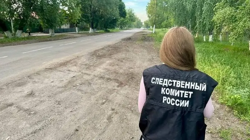 Тело с признаками гниения обнаружили рядом с домом на улице Молодёжная; следствие назначило судебно-медицинскую экспертизу.