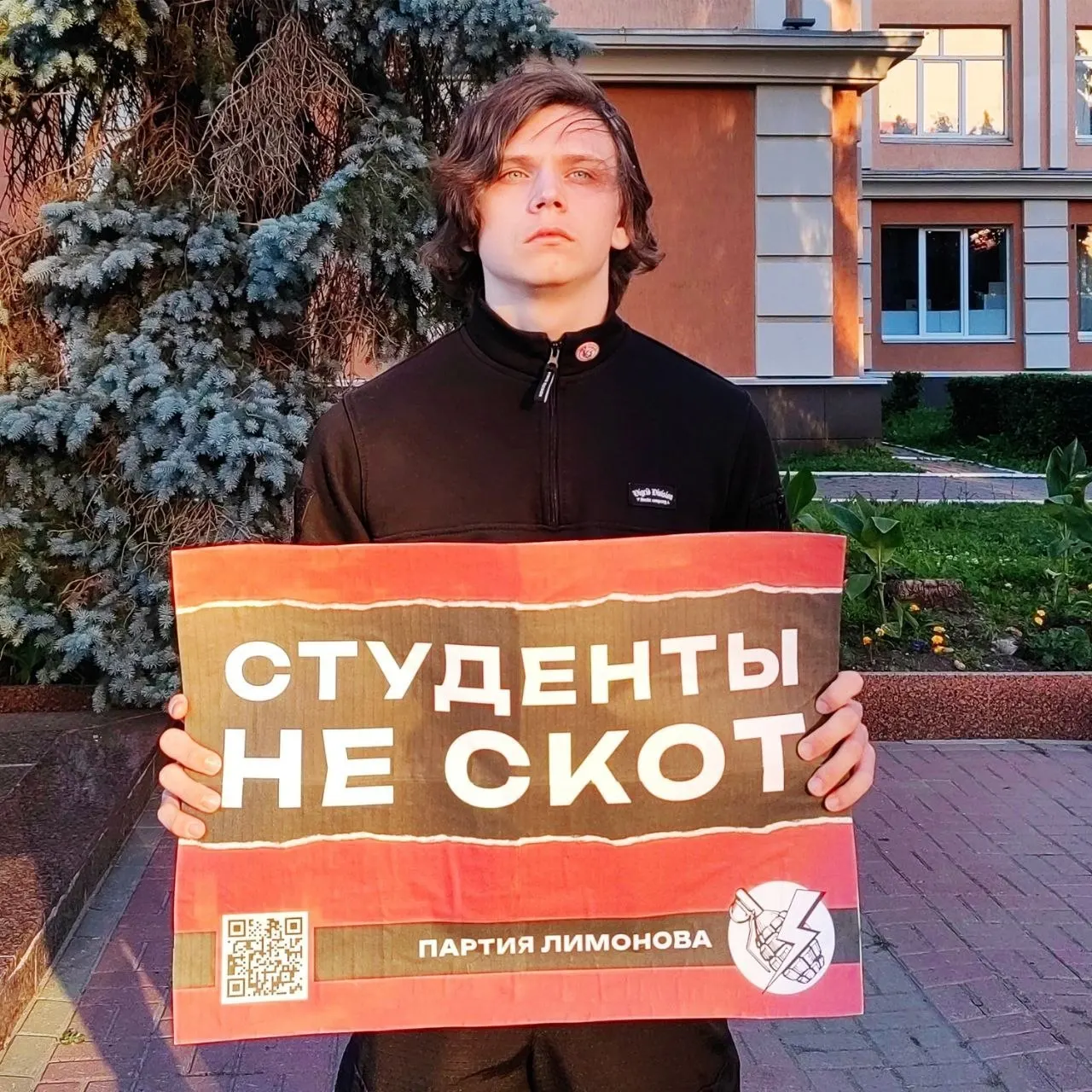 Активист с плакатом «Студенты НЕ СКОТ» пикетировал у главного корпуса Мордовского университета после массовых уведомлений о выселении жильцов общежитий ради размещения участников крупных мероприятий.