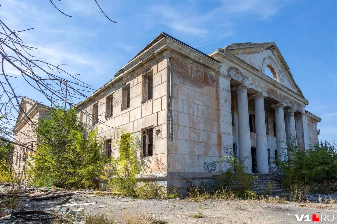 В микрорайоне Весёлая балка демонтировали ДК «Дружба», построенный в 1969 году. Здание ушло под ковш экскаватора: власти и застройщик называют восстановление экономически невыгодным, местные жители критически отнеслись к сносу.