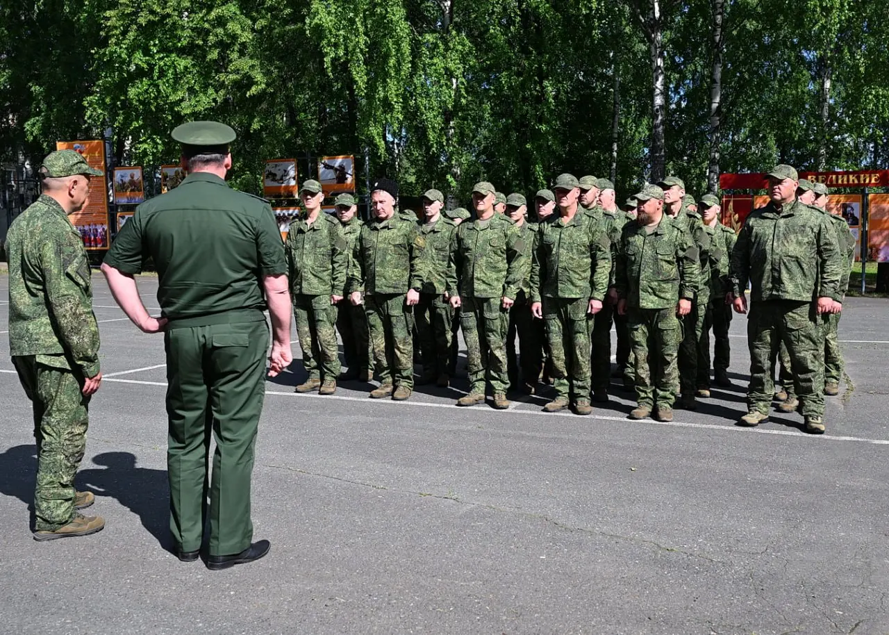 Первая группа резервистов вернулась после двухнедельной подготовки, им выдали оружие и распределили по объектам. Задача отрядов — наблюдать за воздушным пространством и поражать БПЛА при сигнале «беспилотная опасность».