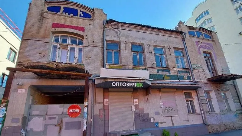 Дом №120 на улице Кутякова, признанный памятником архитектуры местного значения, планируют передать по программе «За рубль». Здание в неудовлетворительном состоянии; точные планы инвесторов пока не раскрыты.