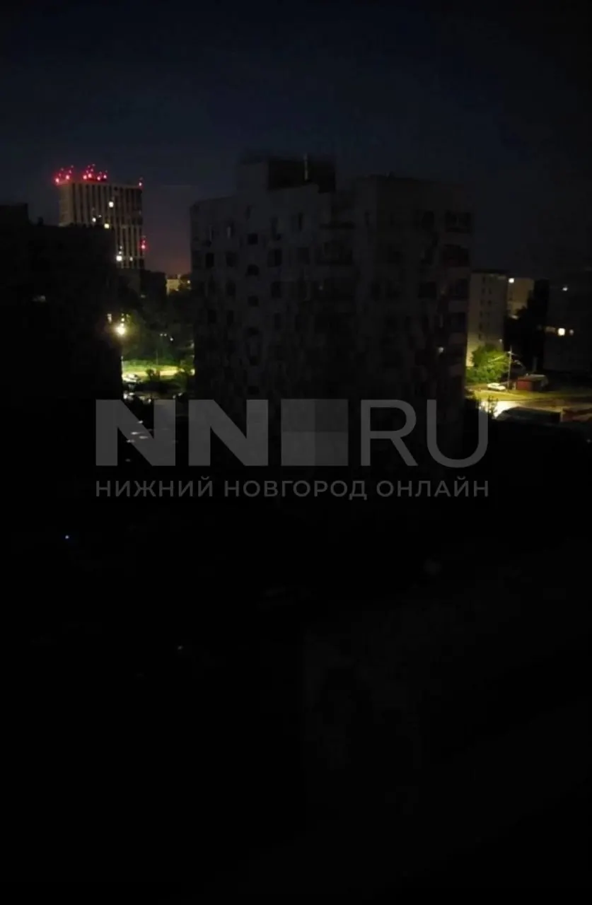 В ЖК «Спутник» в Автозаводском районе несколько месяцев подряд происходят ежемесячные отключения электроэнергии. Жителям не дают внятных объяснений, а управляющая компания работает только в будние дни.