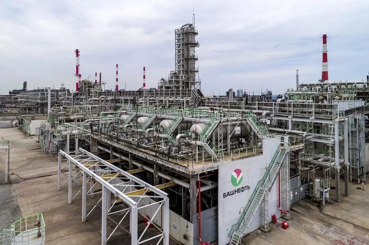Власти республики завершили продажу пакета акций АНК «Башнефть», выручка покроет почти две трети прогнозируемого дефицита бюджета 2026 года. После объявления о сделке в регионе зафиксировали удары беспилотников и перебои с поставками топлива.