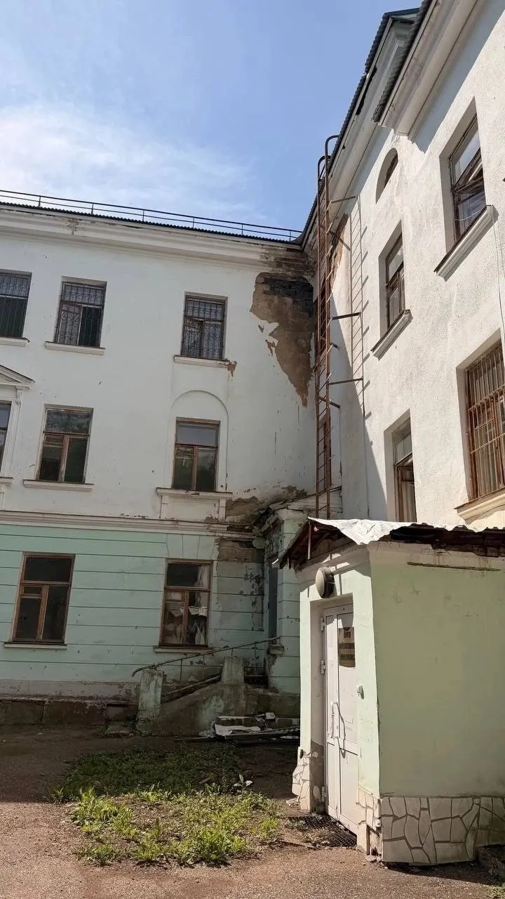 Ветхие стены, облезшая отделка и отсутствие ремонта: жители Салавата жалуются на состояние местной поликлиники — условия вызывают опасения за безопасность пациентов.