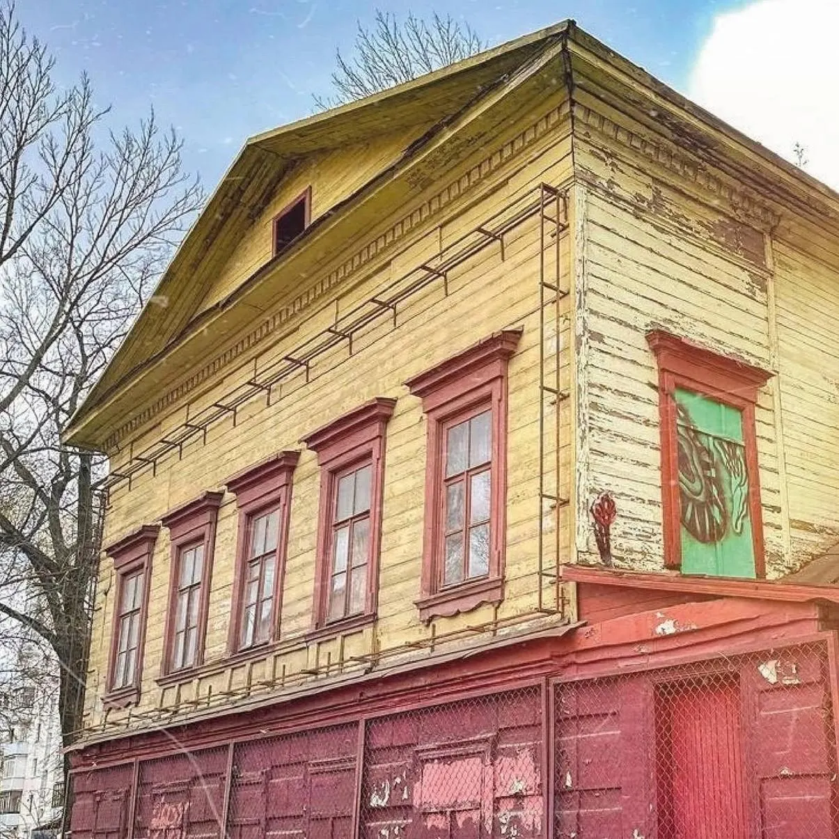 Дом 1847 года постройки на Минина, 21 купила проектная организация «Велес НН». Новые владельцы намерены восстановить конструктив и декоративные элементы, провести инженерные сети и приспособить здание под апартаменты с офисами в цокольном этаже в течение трёх лет.
