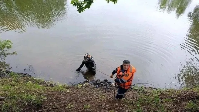 В утреннее время 42-летний мужчина съехал на автомобиле в озеро Узеть и не смог выбраться. Власти предупреждают об опасности подъезда к береговой линии в темноте.