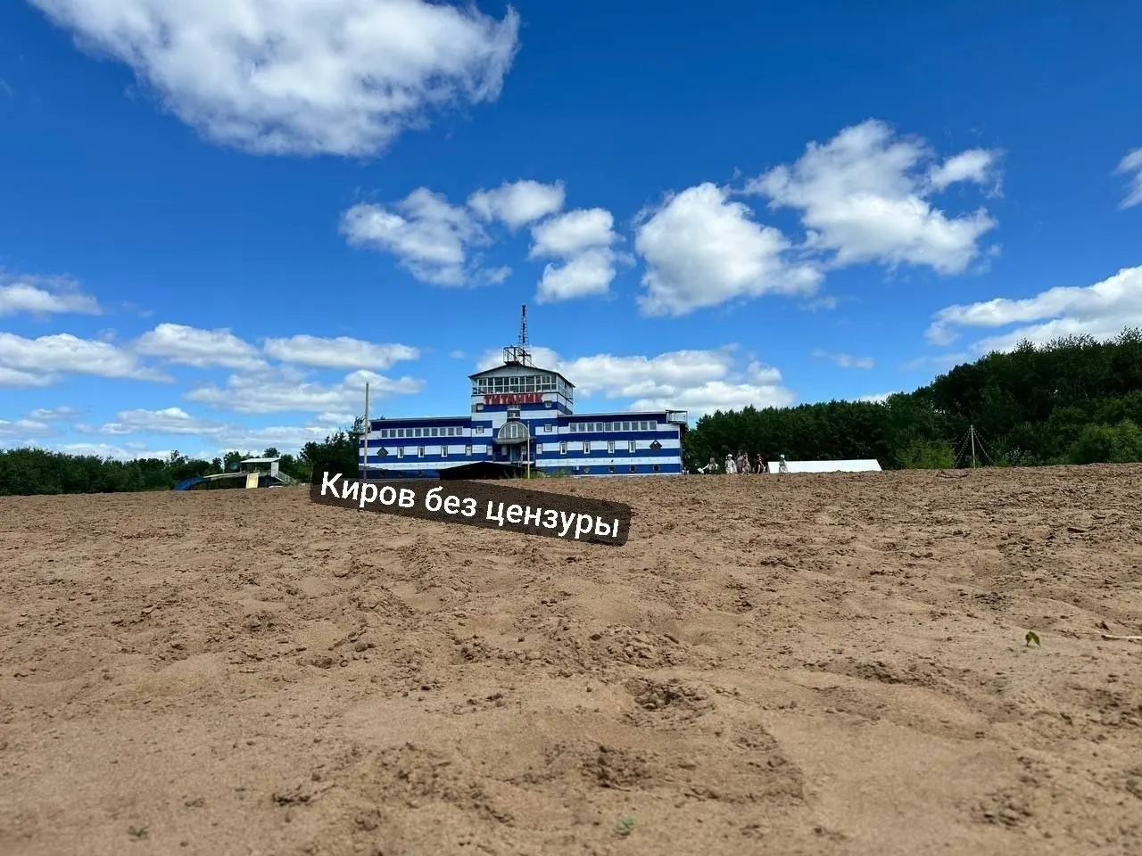 На пляже у «Титаника» идут последние приготовления к сезону: завезли песок, установили урны и скамейки — работы ведутся в преддверии открытия.