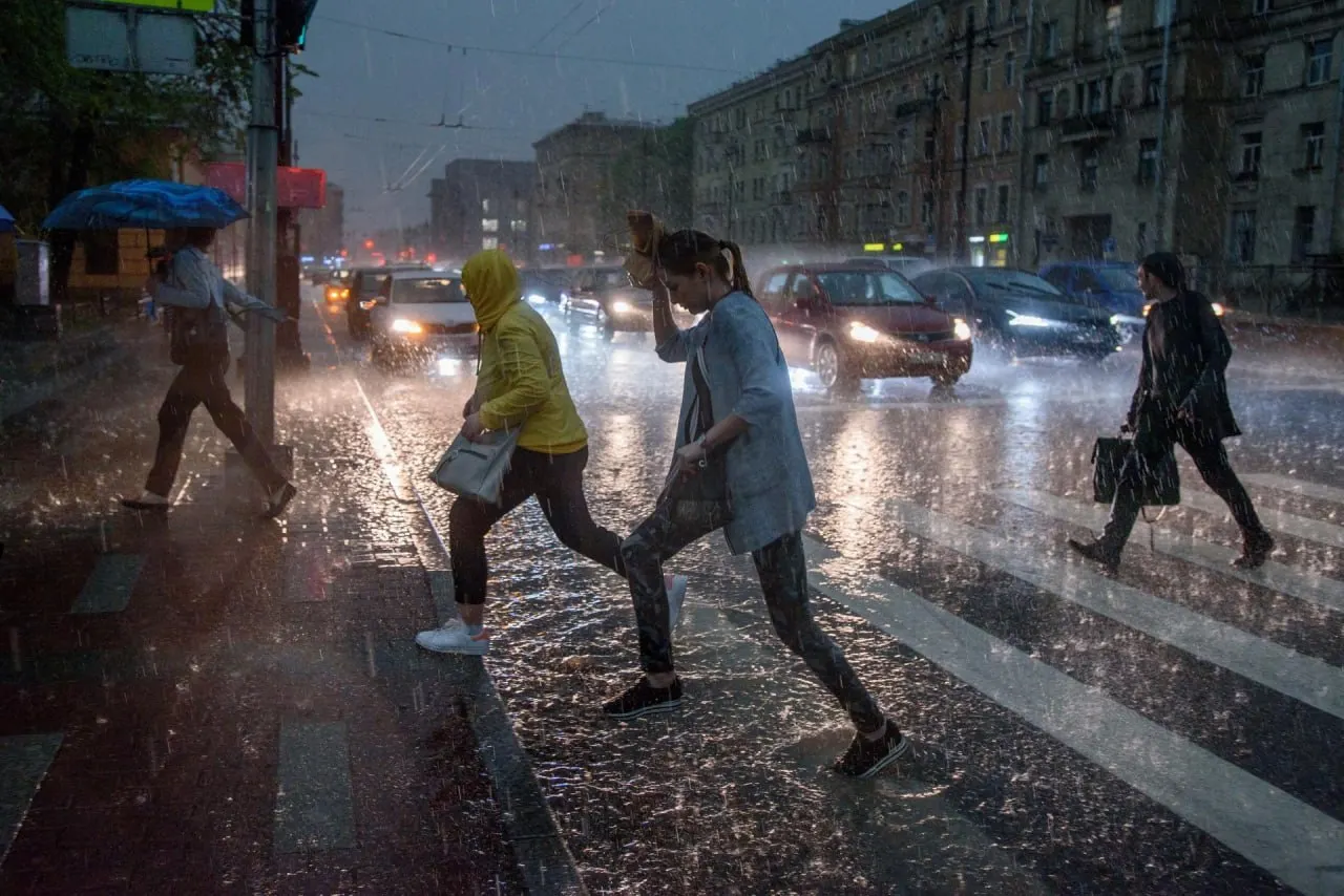 Днём прогнозируется +20…+25 °C (местами до +26 °C). Повсеместно пройдут кратковременные дожди и грозы — в отдельных районах возможны сильные осадки, град и порывистый ветер.