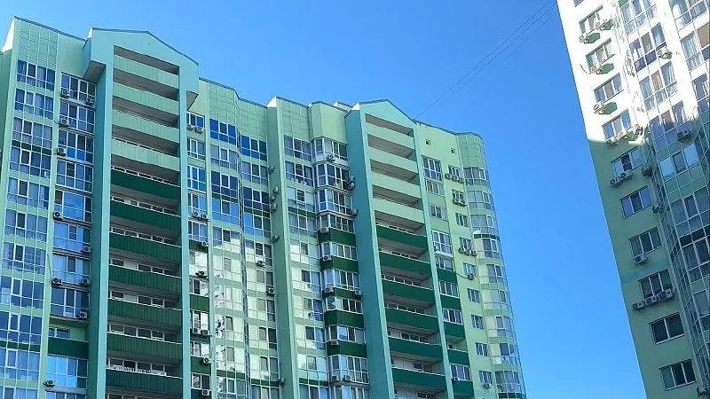 Средняя стоимость квартиры в новостройках Саратова упала на 0,8% — до 6,4 млн рублей; в целом по стране снижение составило 0,1%.