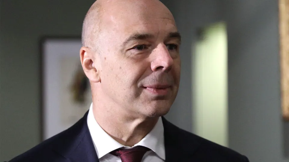 Минфин заявил, что правительство не планирует выделять отдельный фонд для защиты топливно-энергетических предприятий; компании должны за свой счёт закупать оборудование, затраты можно включать в себестоимость. Между тем атаки беспилотников серьёзно сократили переработку и привели к росту оптовых цен, введены ограничения на экспорт топлива.