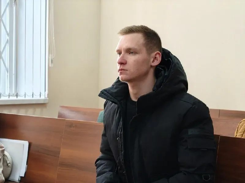 22‑летнего мужчину признали виновным в оставлении 13 надписей в Кировском районе Екатеринбурга. По версии следствия, он действовал по заданию из чата для нелегальной подработки; организатором называют фотографа из Башкортостана.