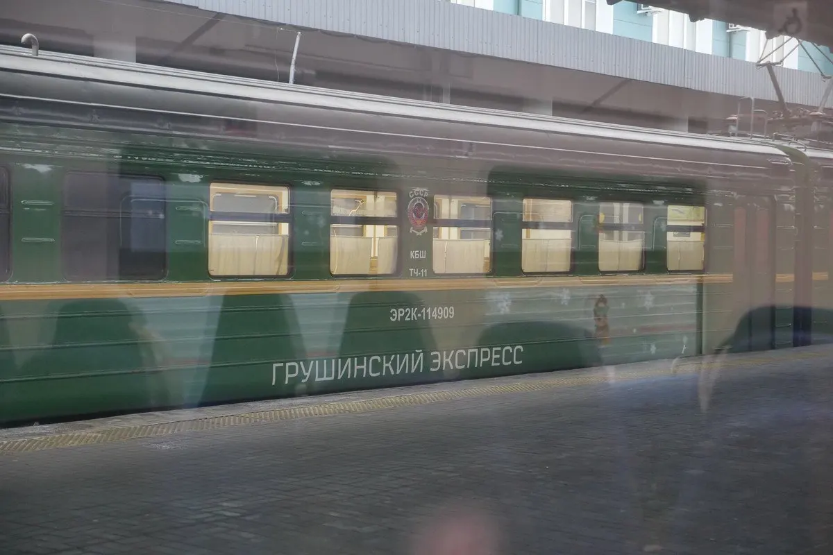 В вагонах на 1-й платформе (17а путь) откроют экспресс‑проверки: тесты, дерматологический скрининг, мастер‑классы по первой помощи и лекции о профилактике заболеваний.