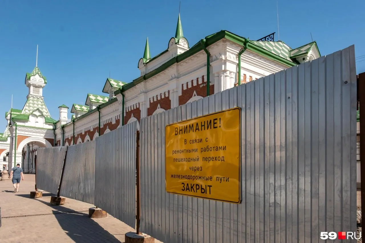 Работы остановили после ухода рабочих и техники в конце 2025 года; завершить стройку планировали к ноябрю 2026-го, теперь сроки перенесены на 2027–2028 годы. Власти региона и железнодорожники дают разные объяснения.