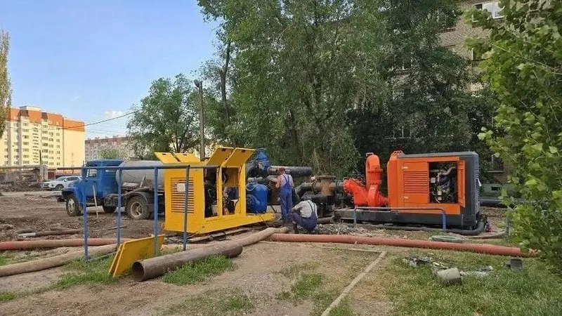 В Энгельсе Саратовской области работы по восстановлению коллектора идут уже больше месяца: проложен новый участок, его готовят к переподключению, уровень стоков в подвалах и на улицах удалось снизить.