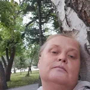 46‑летняя жительница Омской области получила три года лишения свободы по обвинению в публичных призывах к терроризму. Дело связано с комментарием под видео атаки беспилотников; рассмотрение проходило в военном суде.